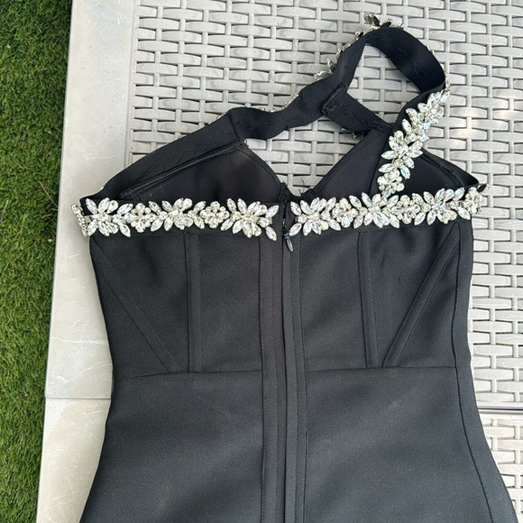 Elegant Black Dress with Pearl Detailing - Picture 5 of 7